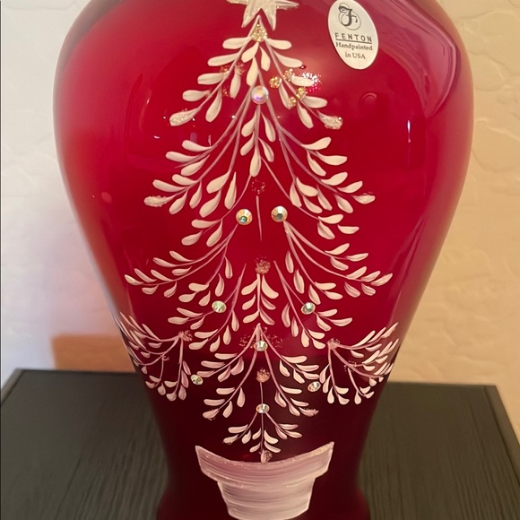 Stunning Fenton Red and White Christmas Tree Vase - Picture 2 of 9